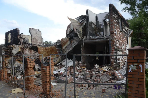 Ukrayna 'da savaş. Rus ordusunun saldırısından sonra Kyiv bölgesinde yıkılan binalar. Rus işgalinin Ukrayna 'daki sonuçları. Kyiv bölgesi, Ukrayna, Haziran 2022