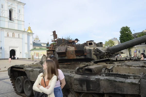 Kyiv, Ukrayna - Mayıs 2022: Ukrayna 'nın başkenti Kyiv' deki Mykhailivska Meydanı 'ndaki sergide Rus zırhlı araçları imha edildi