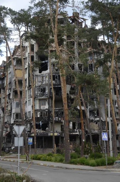 Ukrayna 'da savaş. Rus ordusunun saldırısından sonra Kyiv bölgesinde yıkılan binalar. Rus işgalinin Ukrayna 'daki sonuçları. Kyiv bölgesi, Ukrayna, Haziran 2022