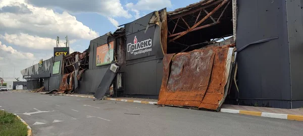 Ukrayna 'da savaş. Rus ordusunun saldırısından sonra Kyiv bölgesinde yıkılan binalar. Rus işgalinin Ukrayna 'daki sonuçları. Kyiv bölgesi, Ukrayna, Haziran 2022