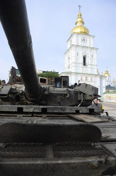 Kyiv, Ukrayna - Mayıs 2022: Ukrayna 'nın başkenti Kyiv' deki Mykhailivska Meydanı 'ndaki sergide Rus zırhlı araçları imha edildi