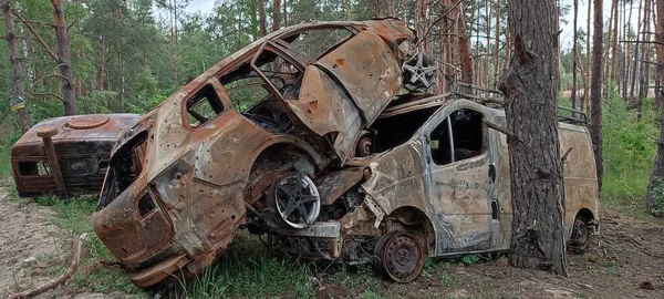 Ukrayna 'da savaş. Rus ordusu tarafından yakıldı, yok edildi ve sivillerin arabaları bombalandı. Rus işgalinin Ukrayna 'daki sonuçları. Irpin, Kyiv bölgesi, Mayıs 2022