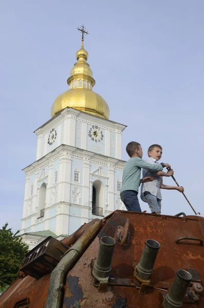 Kyiv, Ukrayna - Mayıs 2022: Ukrayna 'nın başkenti Kyiv' deki Mykhailivska Meydanı 'ndaki sergide Rus zırhlı araçları imha edildi
