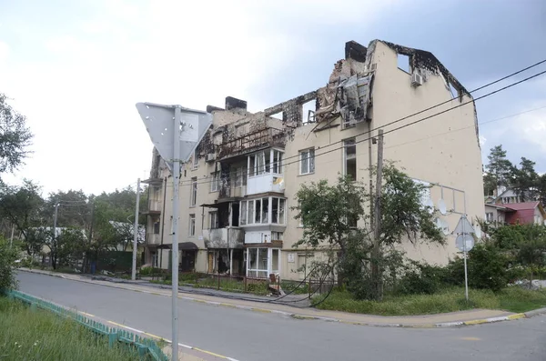 Ukrayna 'da savaş. Rus ordusunun saldırısından sonra Kyiv bölgesinde yıkılan binalar. Rus işgalinin Ukrayna 'daki sonuçları. Kyiv bölgesi, Ukrayna, Haziran 2022