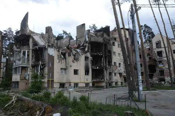 Ukrayna 'da savaş. Rus ordusunun saldırısından sonra Kyiv bölgesinde yıkılan binalar. Rus işgalinin Ukrayna 'daki sonuçları. Kyiv bölgesi, Ukrayna, Haziran 2022