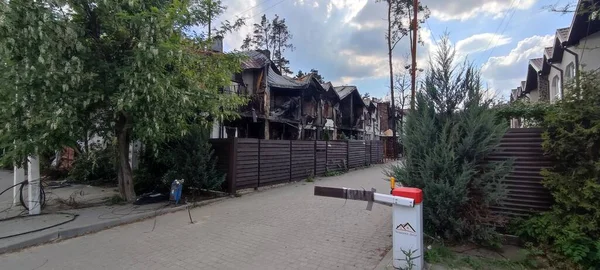 Ukrayna 'da savaş. Rus ordusunun saldırısından sonra Kyiv bölgesinde yıkılan binalar. Rus işgalinin Ukrayna 'daki sonuçları. Kyiv bölgesi, Ukrayna, Haziran 2022