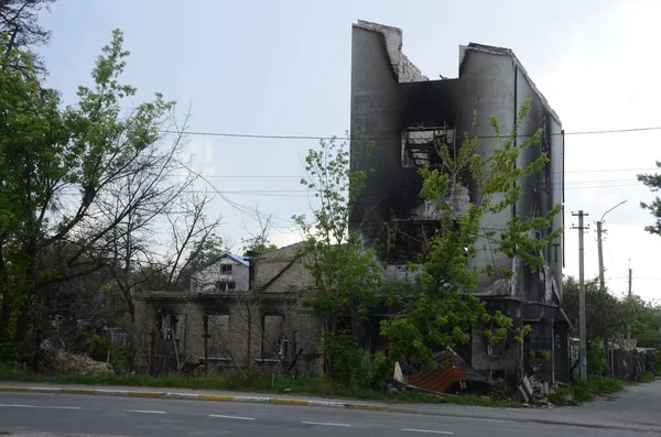 Ukrayna 'da savaş. Rus ordusunun saldırısından sonra Kyiv bölgesinde yıkılan binalar. Rus işgalinin Ukrayna 'daki sonuçları. Kyiv bölgesi, Ukrayna, Haziran 2022