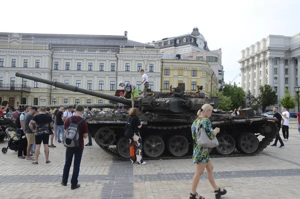 Kyiv, Ukrayna - Mayıs 2022: Ukrayna 'nın başkenti Kyiv' deki Mykhailivska Meydanı 'ndaki sergide Rus zırhlı araçları imha edildi