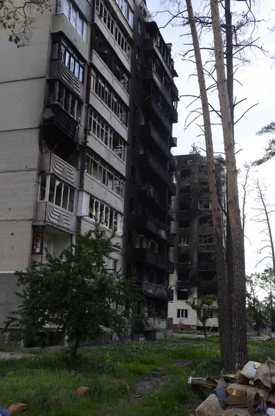 Ukrayna 'da savaş. Rus ordusunun saldırısından sonra Kyiv bölgesinde yıkılan binalar. Rus işgalinin Ukrayna 'daki sonuçları. Kyiv bölgesi, Ukrayna, Haziran 2022