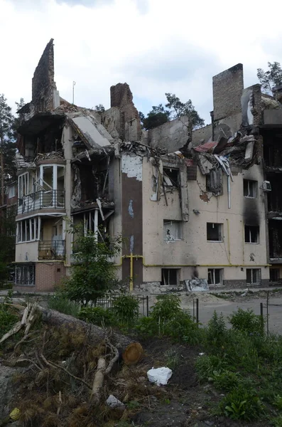 Ukrayna 'da savaş. Rus ordusunun saldırısından sonra Kyiv bölgesinde yıkılan binalar. Rus işgalinin Ukrayna 'daki sonuçları. Kyiv bölgesi, Ukrayna, Haziran 2022