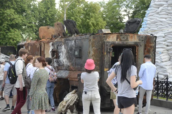 Kyiv, Ukrayna - Mayıs 2022: Ukrayna 'nın başkenti Kyiv' deki Mykhailivska Meydanı 'ndaki sergide Rus zırhlı araçları imha edildi