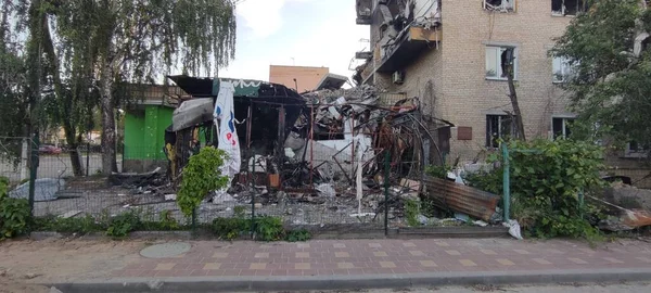 Ukrayna 'da savaş. Rus ordusunun saldırısından sonra Kyiv bölgesinde yıkılan binalar. Rus işgalinin Ukrayna 'daki sonuçları. Kyiv bölgesi, Ukrayna, Haziran 2022