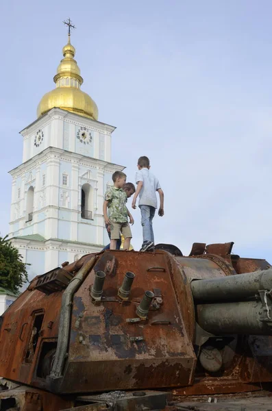Kyiv, Ukrayna - Mayıs 2022: Ukrayna 'nın başkenti Kyiv' deki Mykhailivska Meydanı 'ndaki sergide Rus zırhlı araçları imha edildi