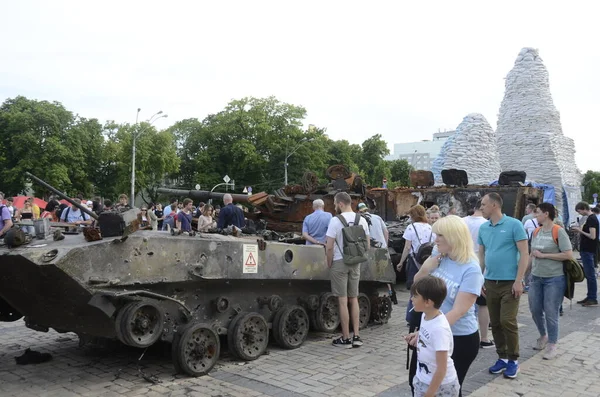 Kyiv, Ukrayna - Mayıs 2022: Ukrayna 'nın başkenti Kyiv' deki Mykhailivska Meydanı 'ndaki sergide Rus zırhlı araçları imha edildi