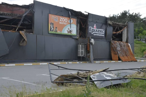 Ukrayna 'da savaş. Rus ordusunun saldırısından sonra Kyiv bölgesinde yıkılan binalar. Rus işgalinin Ukrayna 'daki sonuçları. Kyiv bölgesi, Ukrayna, Haziran 2022