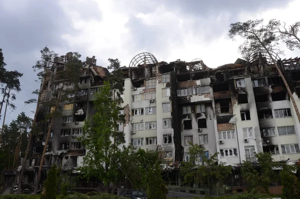 Ukrayna 'da savaş. Rus ordusunun saldırısından sonra Kyiv bölgesinde yıkılan binalar. Rus işgalinin Ukrayna 'daki sonuçları. Kyiv bölgesi, Ukrayna, Haziran 2022