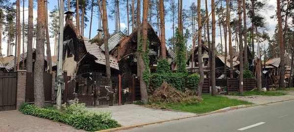 Ukrayna 'da savaş. Rus ordusunun saldırısından sonra Kyiv bölgesinde yıkılan binalar. Rus işgalinin Ukrayna 'daki sonuçları. Kyiv bölgesi, Ukrayna, Haziran 2022