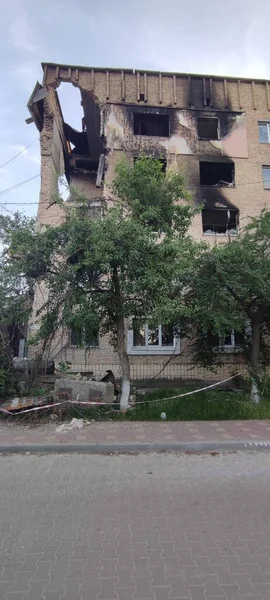 Ukrayna 'da savaş. Rus ordusunun saldırısından sonra Kyiv bölgesinde yıkılan binalar. Rus işgalinin Ukrayna 'daki sonuçları. Kyiv bölgesi, Ukrayna, Haziran 2022