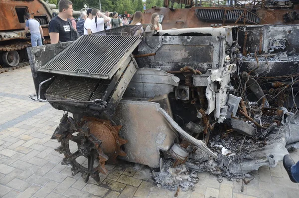 Kyiv, Ukrayna - Mayıs 2022: Ukrayna 'nın başkenti Kyiv' deki Mykhailivska Meydanı 'ndaki sergide Rus zırhlı araçları imha edildi