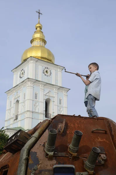 Kyiv, Ukrayna - Mayıs 2022: Ukrayna 'nın başkenti Kyiv' deki Mykhailivska Meydanı 'ndaki sergide Rus zırhlı araçları imha edildi