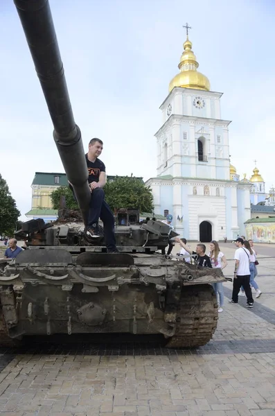 Kyiv, Ukrayna - Mayıs 2022: Ukrayna 'nın başkenti Kyiv' deki Mykhailivska Meydanı 'ndaki sergide Rus zırhlı araçları imha edildi