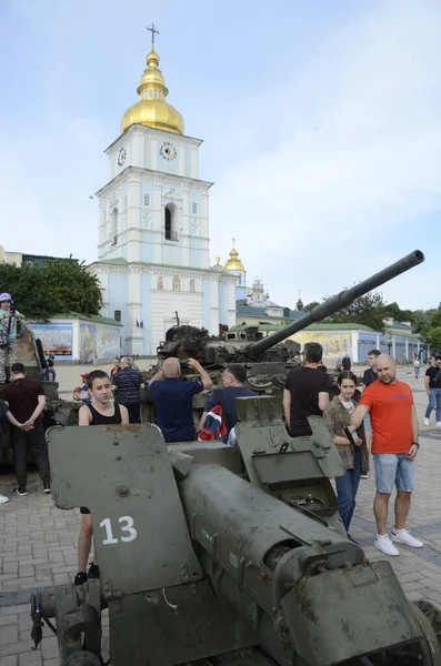 Kyiv, Ukrayna - Mayıs 2022: Ukrayna 'nın başkenti Kyiv' deki Mykhailivska Meydanı 'ndaki sergide Rus zırhlı araçları imha edildi