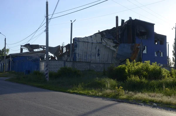 Ukrayna 'da savaş. Rus ordusunun saldırısından sonra Kyiv bölgesinde yıkılan binalar. Rus işgalinin Ukrayna 'daki sonuçları. Kyiv bölgesi, Ukrayna, Haziran 2022