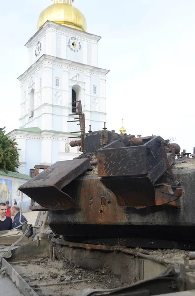 Kyiv, Ukrayna - Mayıs 2022: Ukrayna 'nın başkenti Kyiv' deki Mykhailivska Meydanı 'ndaki sergide Rus zırhlı araçları imha edildi