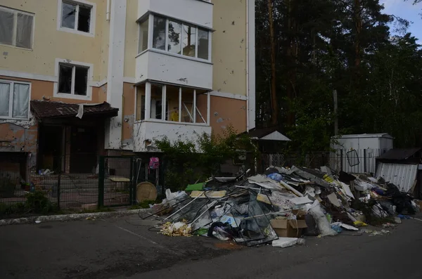 Ukrayna 'da savaş. Rus ordusunun saldırısından sonra Kyiv bölgesinde yıkılan binalar. Rus işgalinin Ukrayna 'daki sonuçları. Kyiv bölgesi, Ukrayna, Haziran 2022