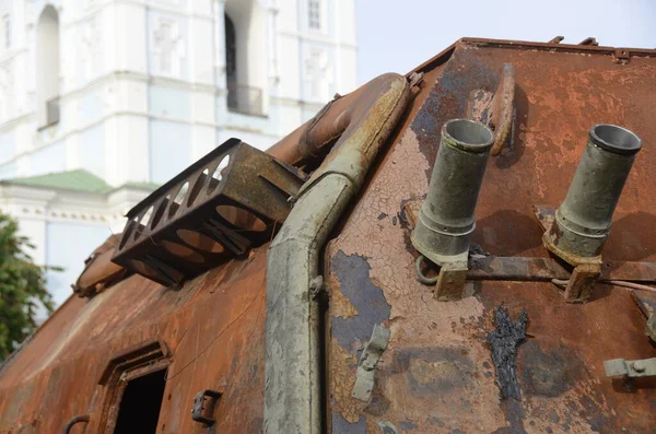 Kyiv, Ukrayna - Mayıs 2022: Ukrayna 'nın başkenti Kyiv' deki Mykhailivska Meydanı 'ndaki sergide Rus zırhlı araçları imha edildi