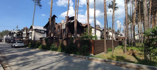 Ukrayna 'da savaş. Rus ordusunun saldırısından sonra Kyiv bölgesinde yıkılan binalar. Rus işgalinin Ukrayna 'daki sonuçları. Kyiv bölgesi, Ukrayna, Haziran 2022