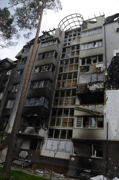 Ukrayna 'da savaş. Rus ordusunun saldırısından sonra Kyiv bölgesinde yıkılan binalar. Rus işgalinin Ukrayna 'daki sonuçları. Kyiv bölgesi, Ukrayna, Haziran 2022