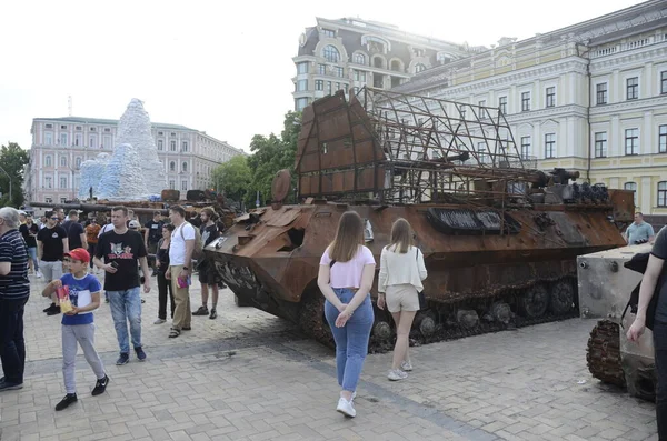 Kyiv, Ukrayna - Mayıs 2022: Ukrayna 'nın başkenti Kyiv' deki Mykhailivska Meydanı 'ndaki sergide Rus zırhlı araçları imha edildi