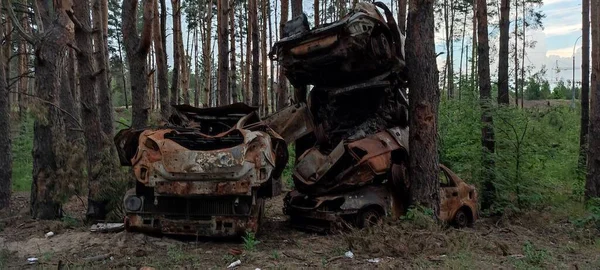 Ukrayna 'da savaş. Rus ordusu tarafından yakıldı, yok edildi ve sivillerin arabaları bombalandı. Rus işgalinin Ukrayna 'daki sonuçları. Irpin, Kyiv bölgesi, Mayıs 2022