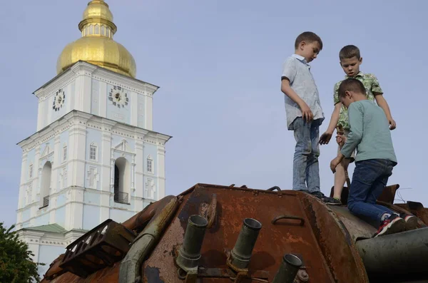 Київ Україна Травень 2022 Знищена Російська Бронетехніка Виставці Михайлівській Площі — стокове фото