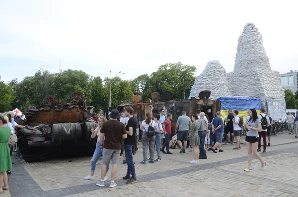 Kyiv, Ukrayna - Mayıs 2022: Ukrayna 'nın başkenti Kyiv' deki Mykhailivska Meydanı 'ndaki sergide Rus zırhlı araçları imha edildi