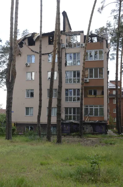 Ukrayna 'da savaş. Rus ordusunun saldırısından sonra Kyiv bölgesinde yıkılan binalar. Rus işgalinin Ukrayna 'daki sonuçları. Kyiv bölgesi, Ukrayna, Haziran 2022