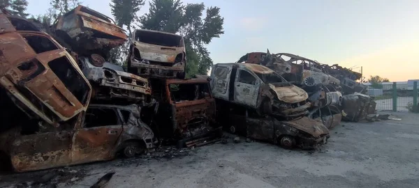 Ukrayna 'da savaş. Rus ordusu tarafından yakıldı, yok edildi ve sivillerin arabaları bombalandı. Rus işgalinin Ukrayna 'daki sonuçları. Irpin, Kyiv bölgesi, Mayıs 2022