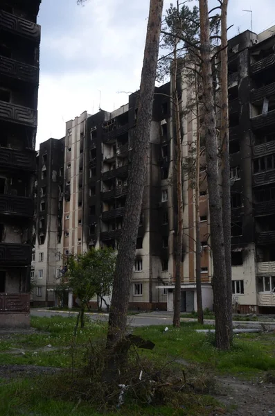 Ukrayna 'da savaş. Rus ordusunun saldırısından sonra Kyiv bölgesinde yıkılan binalar. Rus işgalinin Ukrayna 'daki sonuçları. Kyiv bölgesi, Ukrayna, Haziran 2022