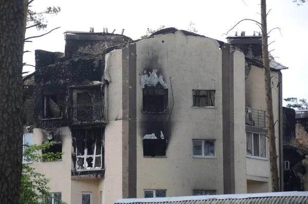 Ukrayna 'da savaş. Rus ordusunun saldırısından sonra Kyiv bölgesinde yıkılan binalar. Rus işgalinin Ukrayna 'daki sonuçları. Kyiv bölgesi, Ukrayna, Haziran 2022