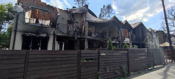 Ukrayna 'da savaş. Rus ordusunun saldırısından sonra Kyiv bölgesinde yıkılan binalar. Rus işgalinin Ukrayna 'daki sonuçları. Kyiv bölgesi, Ukrayna, Haziran 2022