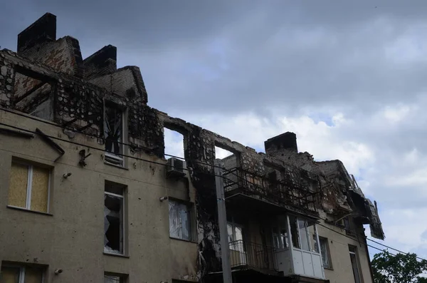 Ukrayna 'da savaş. Rus ordusunun saldırısından sonra Kyiv bölgesinde yıkılan binalar. Rus işgalinin Ukrayna 'daki sonuçları. Kyiv bölgesi, Ukrayna, Haziran 2022