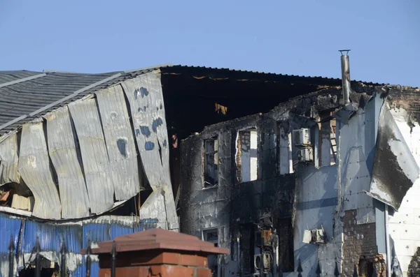 Ukrayna 'da savaş. Rus ordusunun saldırısından sonra Kyiv bölgesinde yıkılan binalar. Rus işgalinin Ukrayna 'daki sonuçları. Kyiv bölgesi, Ukrayna, Haziran 2022