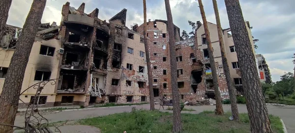 ウクライナでの戦争 ロシア軍の攻撃後 キエフ地域の建物を破壊した ウクライナへのロシアの侵攻の結果 ウクライナのキエフ地方 2022年6月 — ストック写真