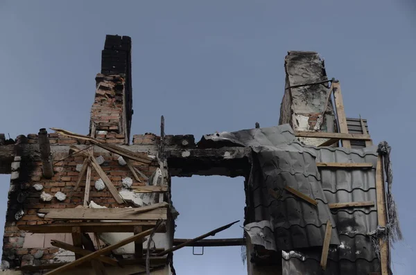 Ukrayna 'da savaş. Rus ordusunun saldırısından sonra Kyiv bölgesinde yıkılan binalar. Rus işgalinin Ukrayna 'daki sonuçları. Kyiv bölgesi, Ukrayna, Haziran 2022