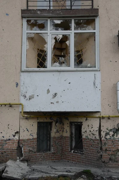 Ukrayna 'da savaş. Rus ordusunun saldırısından sonra Kyiv bölgesinde yıkılan binalar. Rus işgalinin Ukrayna 'daki sonuçları. Kyiv bölgesi, Ukrayna, Haziran 2022