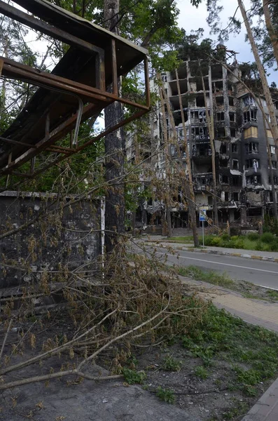 Ukrayna 'da savaş. Rus ordusunun saldırısından sonra Kyiv bölgesinde yıkılan binalar. Rus işgalinin Ukrayna 'daki sonuçları. Kyiv bölgesi, Ukrayna, Haziran 2022