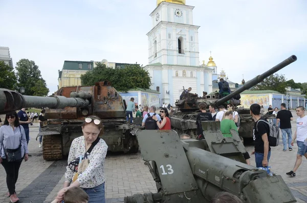 Kyiv, Ukrayna - Mayıs 2022: Ukrayna 'nın başkenti Kyiv' deki Mykhailivska Meydanı 'ndaki sergide Rus zırhlı araçları imha edildi