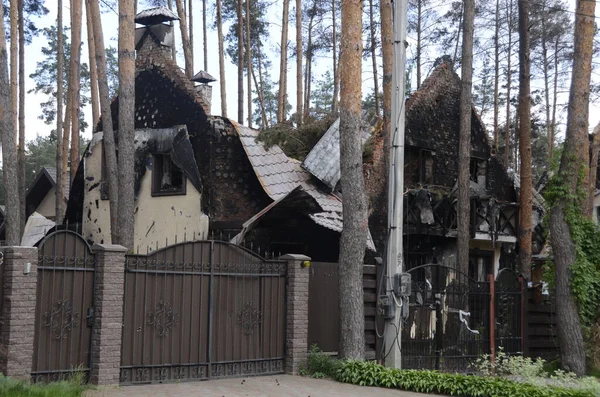 Ukrayna 'da savaş. Rus ordusunun saldırısından sonra Kyiv bölgesinde yıkılan binalar. Rus işgalinin Ukrayna 'daki sonuçları. Kyiv bölgesi, Ukrayna, Haziran 2022