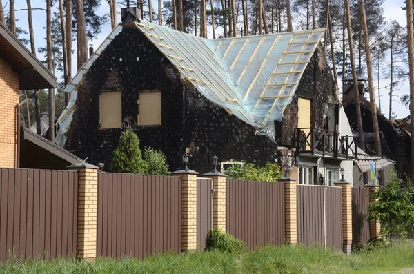 Ukrayna 'da savaş. Rus ordusunun saldırısından sonra Kyiv bölgesinde yıkılan binalar. Rus işgalinin Ukrayna 'daki sonuçları. Kyiv bölgesi, Ukrayna, Haziran 2022